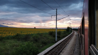 Две момичета скочиха през прозореца на движещ се влак