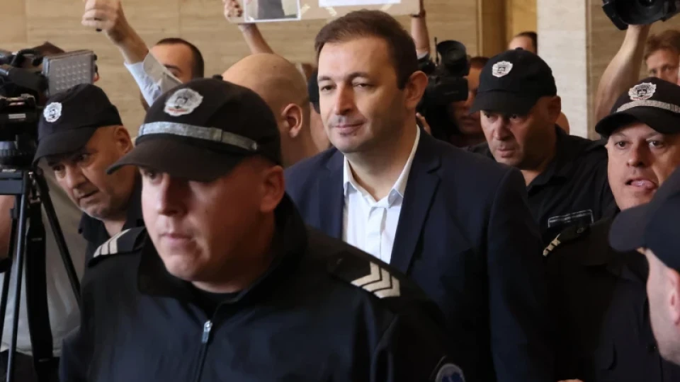 Бившият зам.-кмет на София Никола Барбутов и експертът Петър Рафаилов остават в ареста Бившият зам.-кмет на София Никола Барбутов и експертът Петър Рафаилов остават в ареста