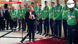 Ексклузивно! Депутатите посрещнаха на крака световните вицешампиони, волейболистите подариха топка на Киселова! (ВИДЕО) Ексклузивно! Депутатите посрещнаха на крака световните вицешампиони, волейболистите подариха топка на Киселова! (ВИДЕО)