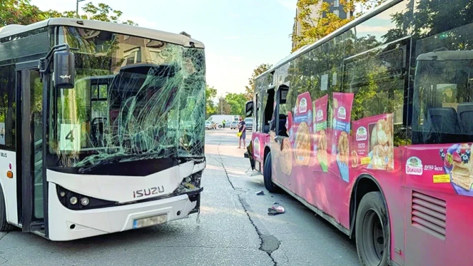 Шофьор на автобус припада,  пътници скачат в движение