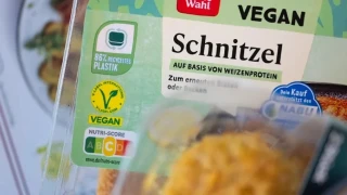 ЕС се занимава с това дали веганските месни продукти да се наричат ​​„наденички“ и „шницели“