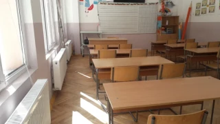 Жена нахлу в клас и би учителка с прът пред учениците й