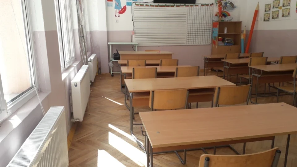 Жена нахлу в клас и би учителка с прът пред учениците й