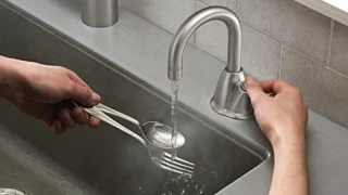 Учени от СУ откриха: Топлата вода в домовете ни може да е скрита бактериална бомба