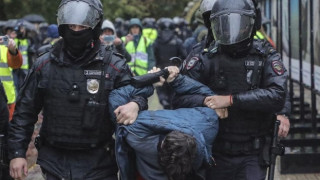 Задържаха над 80 души след уличен бой в Москва