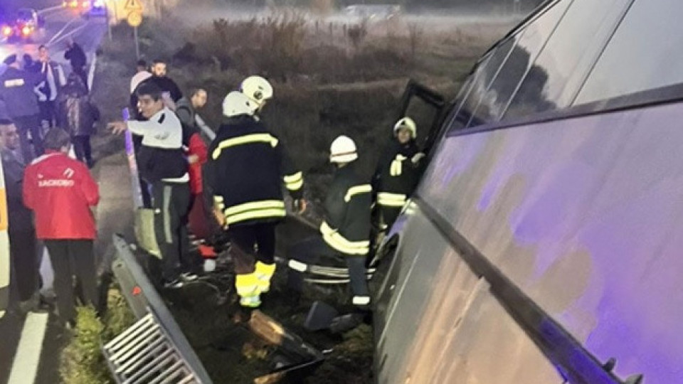 Автобус с 14 работници надвисна над дере след катастрофа, няма пострадали Автобус с 14 работници надвисна над дере след катастрофа, няма пострадали