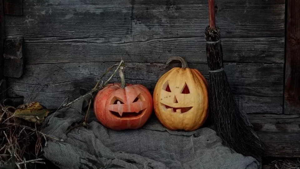 Яйца срещу злите сили, страховити костюми, тайни поверия и убежищата на Граф Дракула са сред историите за Хелоуин в архива на БТА Яйца срещу злите сили, страховити костюми, тайни поверия и убежищата на Граф Дракула са сред историите за Хелоуин в архива на БТА