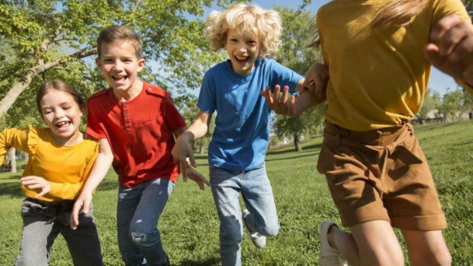 Близо 1500 деца в България са настанени в приемни семейства