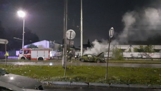 Кола се удари в стълб и избухна в пламъци в Русе
