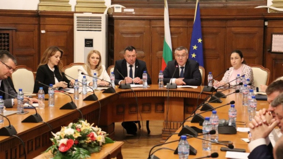 Министър Тахов: До края на годината земеделските стопани ще получат над 1 млрд. лв. по интервенциите за директни плащания и схемите на държавни помощи