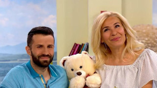 Абсолютно мекотело! Георги Блажев е лична асистентка на Гала, защото за друго не става. Носи й кафето, чисти й бюрото и т.н.