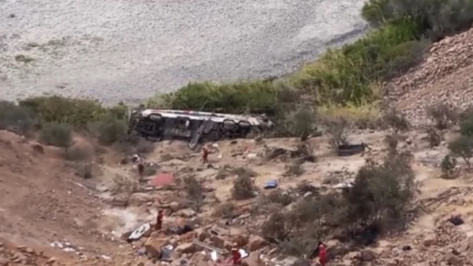 Автобус падна в 200-метрова пропаст в Перу, десетки загинали и ранени