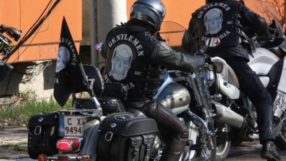 Тийнейджъри с кросови мотори „прелетяха” през пешеходен площад в Перник