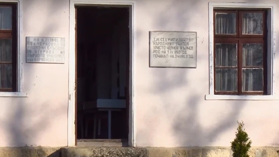 Жители за разрухата на първото българско училище във Варненско: Покривът тече и това уврежда абсолютно всичко вътре