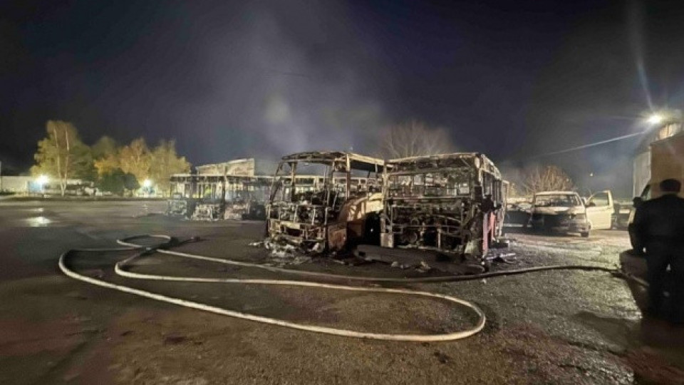 Пожар изпепели автобуси, коли и микробуси в Костинброд