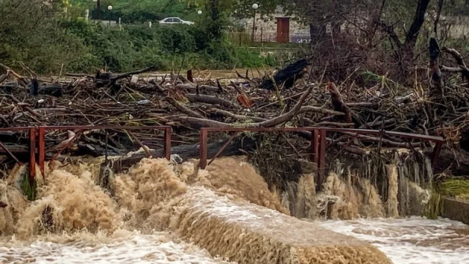Западна Гърция е опустошена от наводненията, част от пътищата още са затворени, електрозахранването не е възстановено