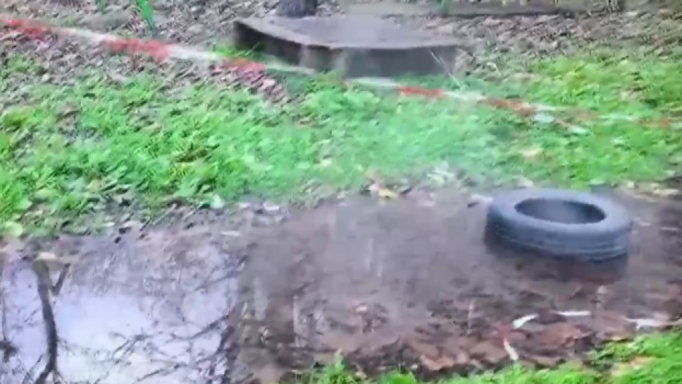 Гейзер от гореща вода в „Младост“: Месец и половина теч от тръба на „Топлофикация“