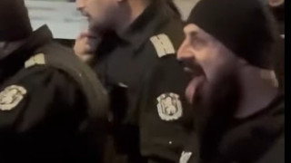 Брадатият и плезещ се полицай от протеста се размина с уволнението