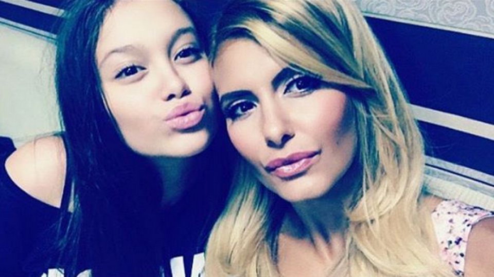 Дъното! Анелия подготви щерка си за магистралата. Набуха й огромни гърди, за да я обладае някой противен чичко