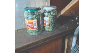 Съхраняват марихуана в буркани и чували