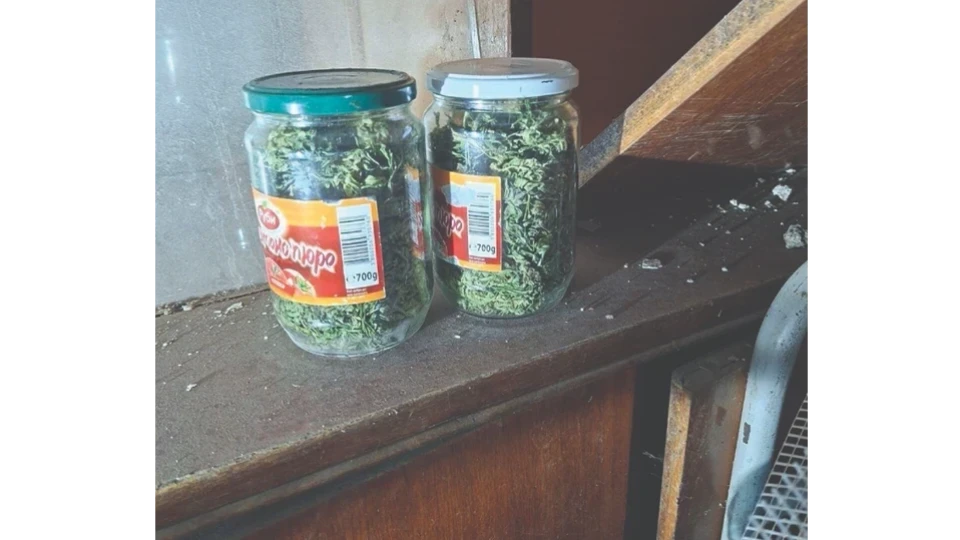 Съхраняват марихуана в буркани и чували