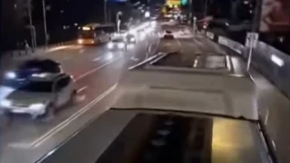 Опасна каскада: Мъж се вози на покрива на движещ се автобус в София