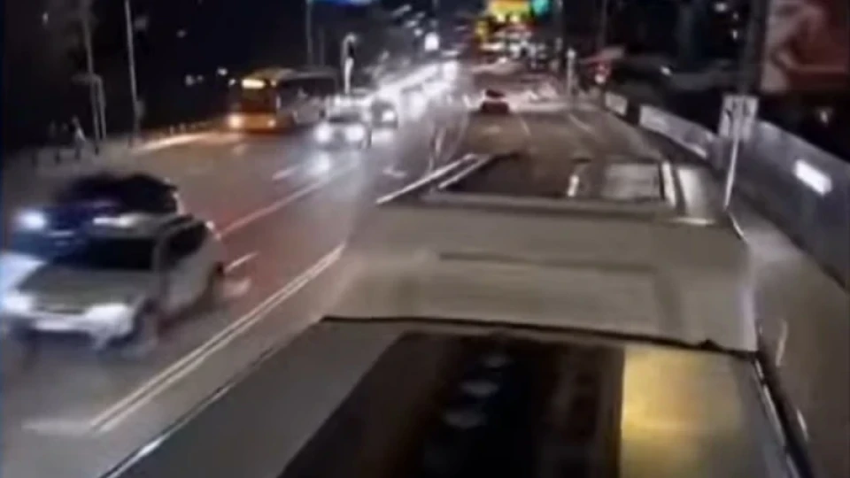 Опасна каскада: Мъж се вози на покрива на движещ се автобус в София