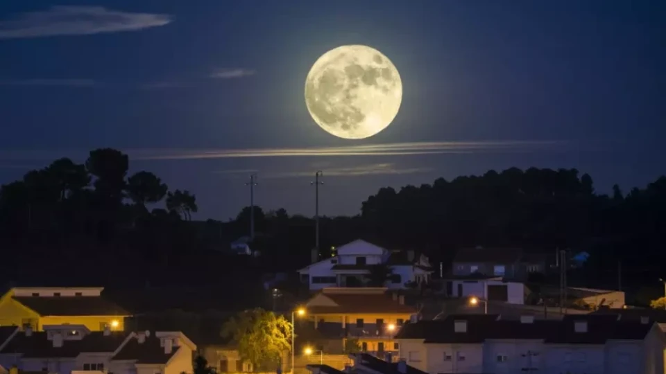 Луната - дело на свръххора?