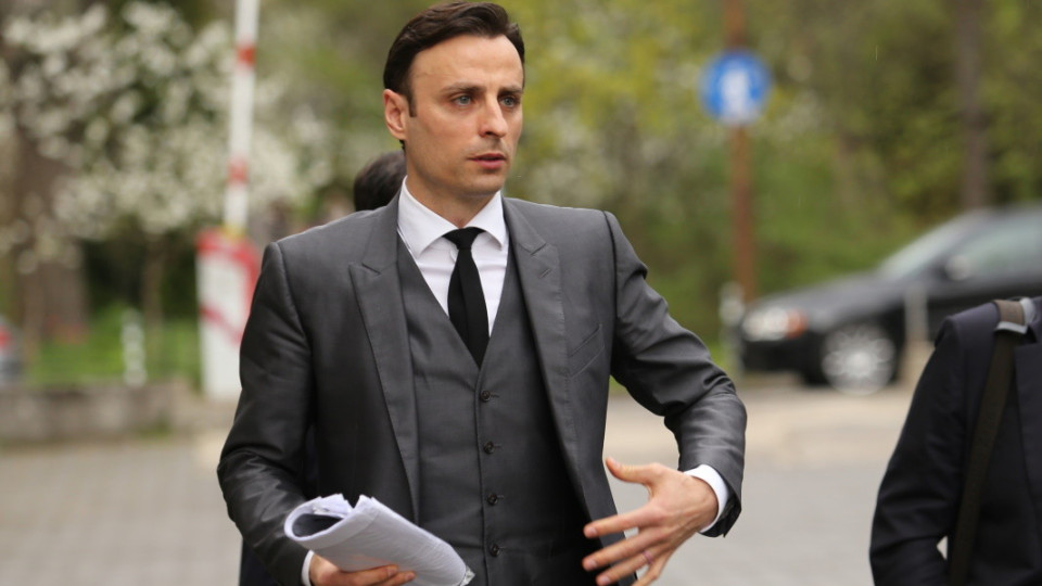 Безскрупулен изрод! Милионерът Бербатов накара бедно момиче да извади 20 лв. от джоба си за автограф