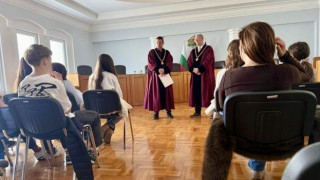 Седмокласници и конституционни съдии обсъдиха мястото на КС в устройството на държавата