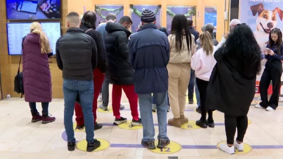 Огромни опашки! Българи: Нямаме избор, минаваме на евро - трябва да имаме кеш!