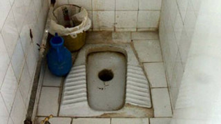 Мръсни, опасни, отблъскващи: Защо децата не ходят до тоалетна в училище