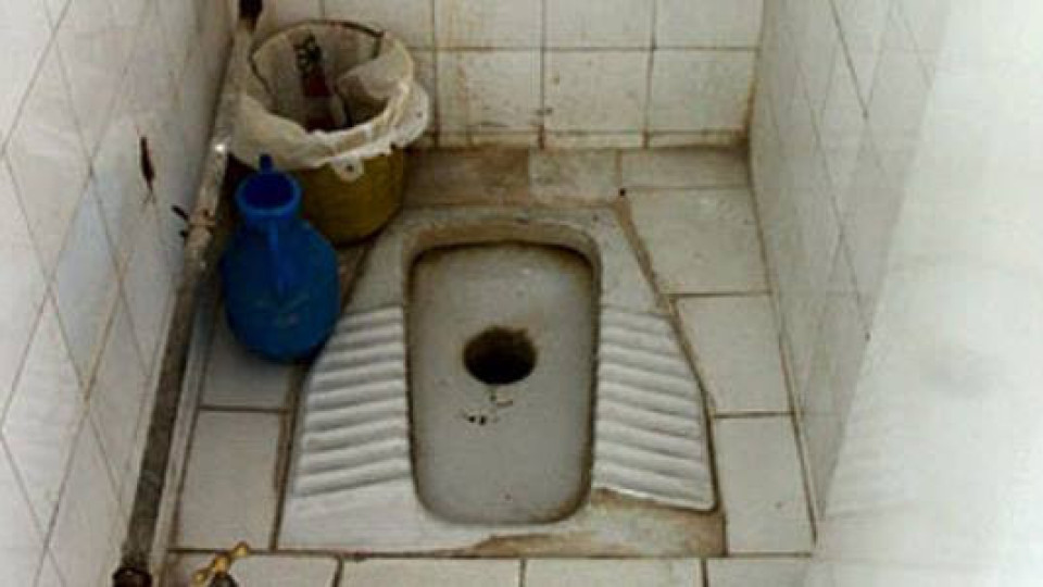 Мръсни, опасни, отблъскващи: Защо децата не ходят до тоалетна в училище