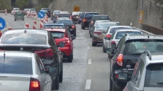 АПИ предупреди: 100 000 автомобила тръгват само от столицата. Очаква ни тежко пътуване и ограничения по магистралите