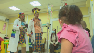 Болнични клоуни радват малките пациенти в детската онкология във Варна