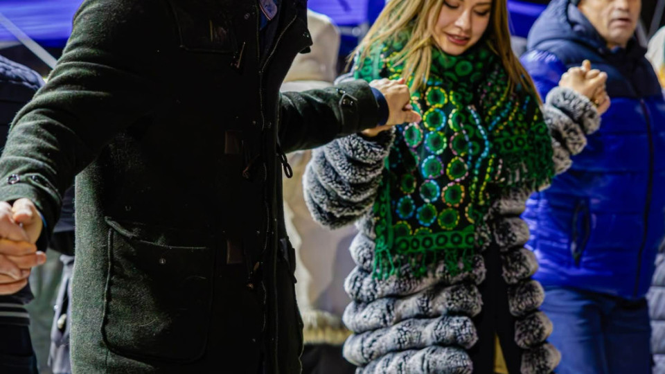 Да се обичат младите! Орлин запозна родителите си с Натали и дружно друснаха новогодишно хорце насред Монтана