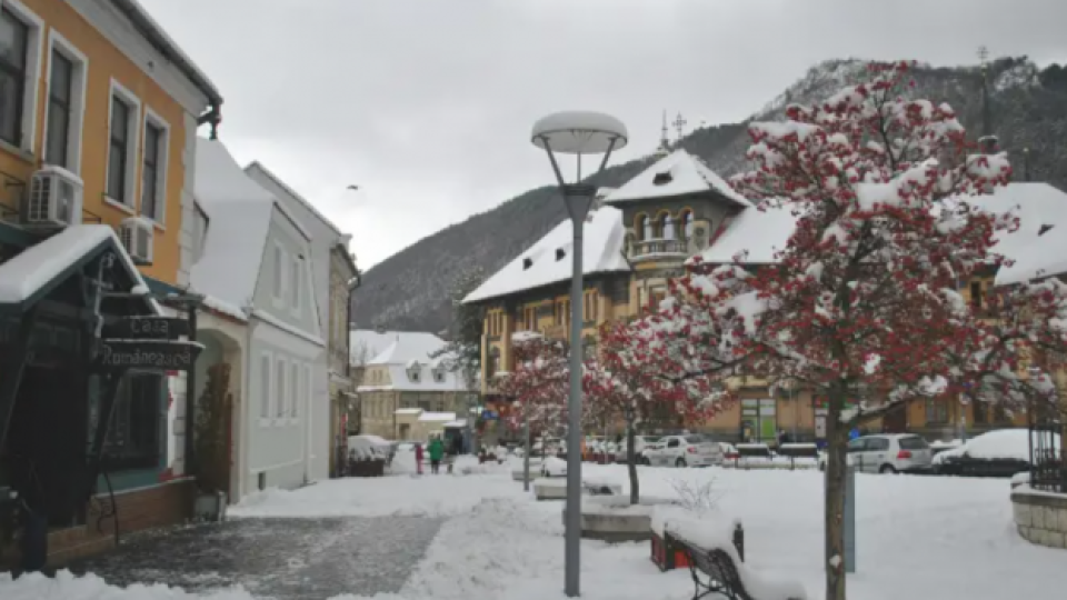 Хиляди домакинства без ток в Румъния, двама туристи са загинали