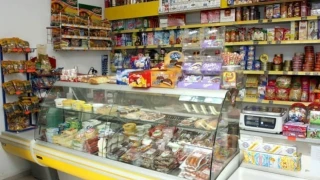 КЗП проверява дали доставчиците на храни за малките магазини вдигат цените