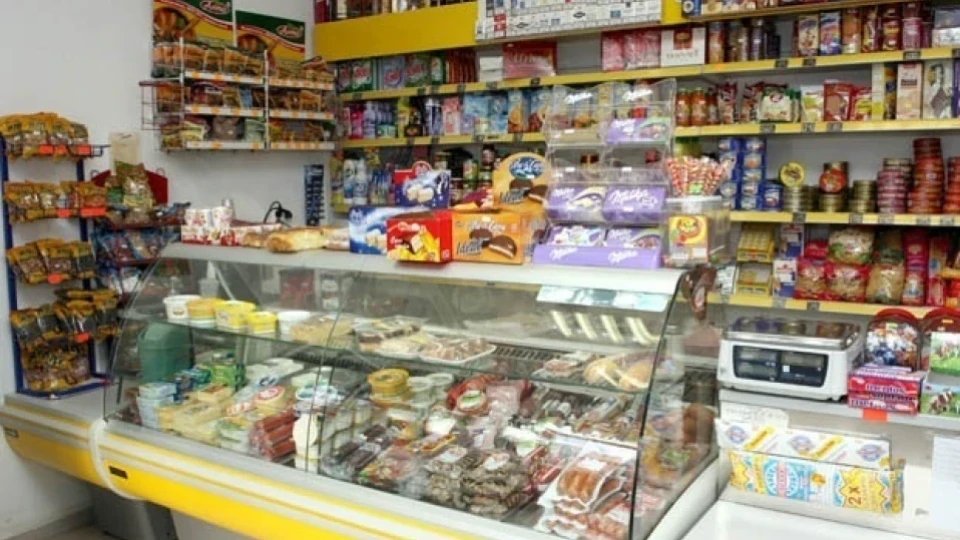 КЗП проверява дали доставчиците на храни за малките магазини вдигат цените