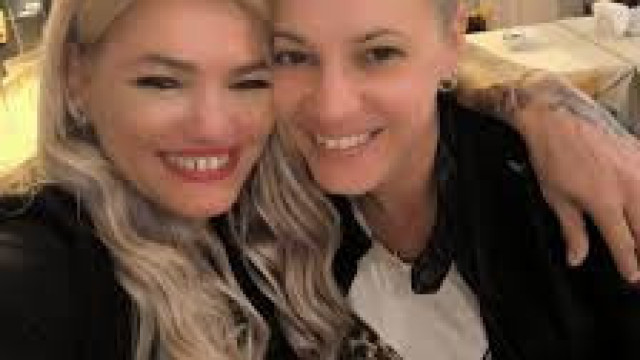 20 години по-късно: Жана Бергендорф отново минава под венчилото, но този път с жена!