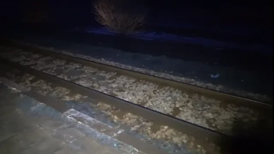 Призрачна гара: Перон на жп спирка в монтанско село застрашава живота на пътуващи