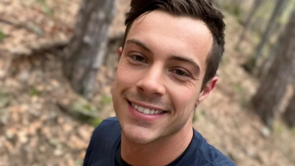 Едри мъжаги опитват да заплодят Филип Буков! Актьорчето без грам талант смуче мъжки атрибути срещу тлъста пачка с евро, която му завират в... (брутални разкрития)