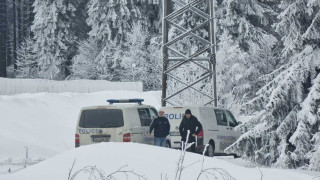 Мъже с автомати охранявали хижата, при която откриха 3 трупа (снимки)