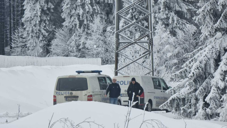 Мъже с автомати охранявали хижата, при която откриха 3 трупа (снимки)