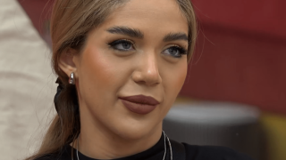 ГНУСНО! 60-годишен дядо си завря езика в 21-годишна студентка от "Биг Брадър" насред София