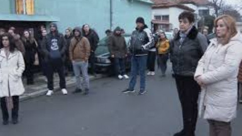 Десетки родители в Сливен на протест заради агресивно поведение на ученик