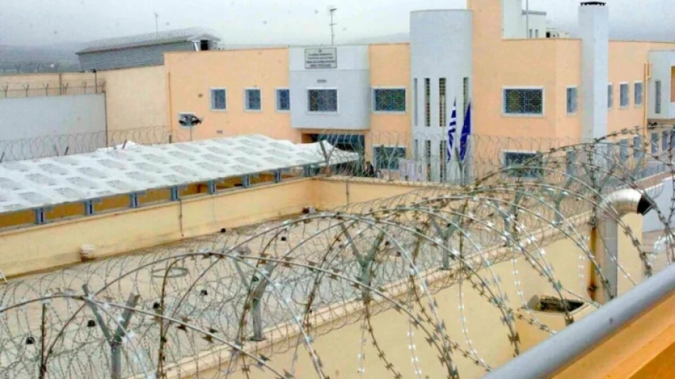 Българинът от Домокос, убил затворник, остава в арестта