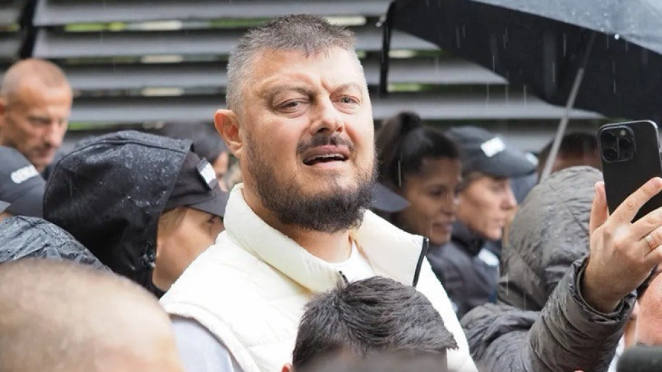 БОЛЕН НАРКОМАН! Медицинският отпадък Николай Бареков се лута неадекватен по пижама, халюцинира убийства и участва в безпаметни оргии с отрепки от всякакъв пол (жестоки разкрития)