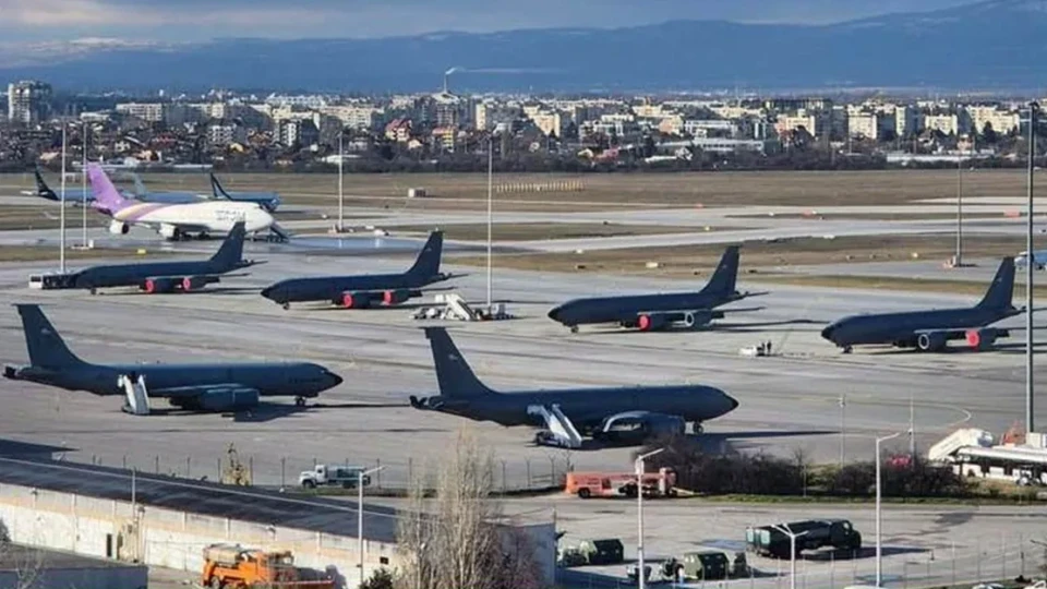 Адм. Ефтимов: Американски военни самолети не са летели, докато летище "Васил Левски" - София беше затворено