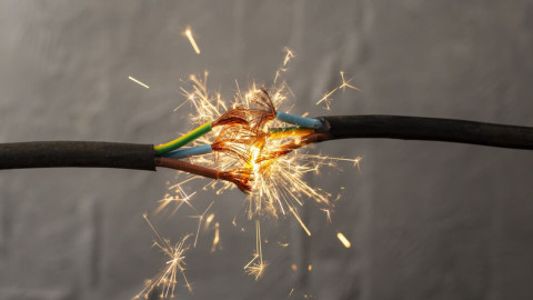 Трагедия в Ботевград: Дете на 2 години загина след токов удар у дома